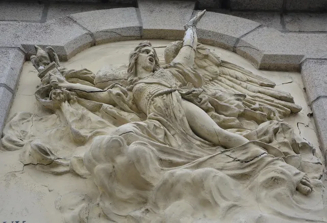 Not of This World:Peter Kolosimo-Sculpture_of_astronaut_added_to_New_Cathedral,_Salamanca,_Spain