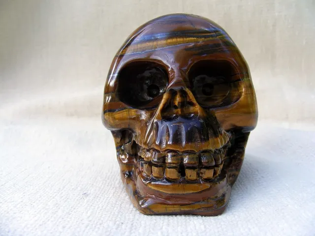 Crystal_skull_british_museum_similar in dimensions to the more detailed Mitchell-Hedges skull